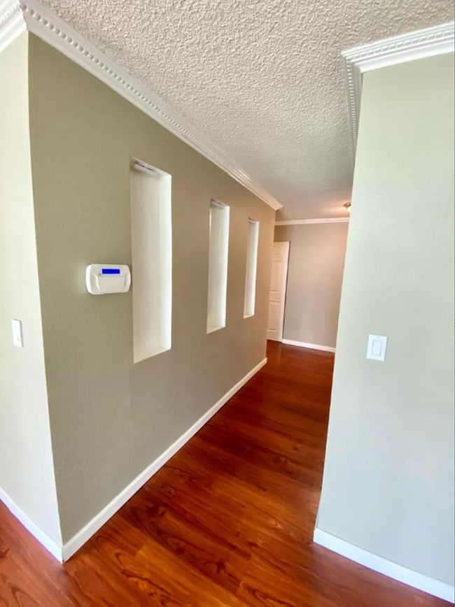 Foto del edificio - Spacious top floor condo with 3 sizable bedrooms & 2 baths