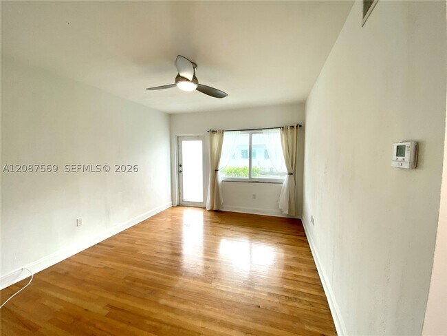 Foto del edificio - 7207 Bay Dr E
