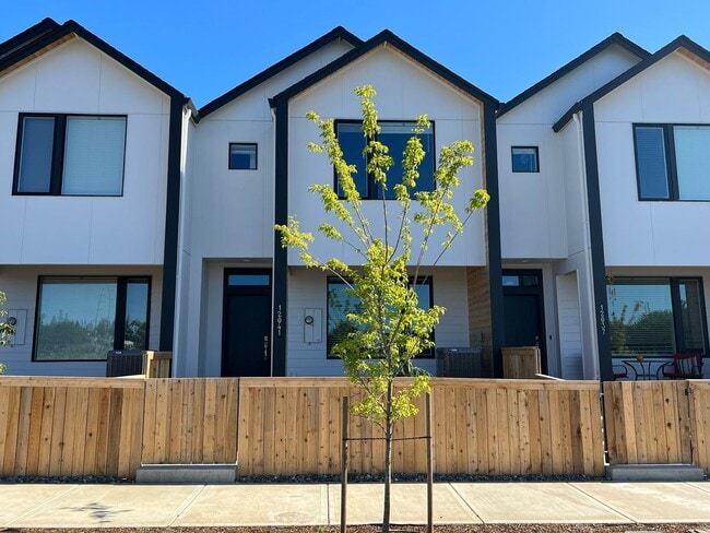 Beautiful, Newer Townhome! Walking distance to many amenities. - Beautiful, Newer Townhome!  Walking distance to many amenities.