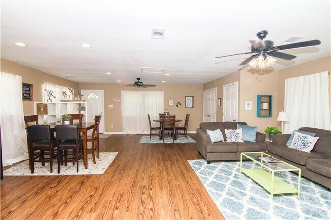 Building Photo - Beautifully updated home!