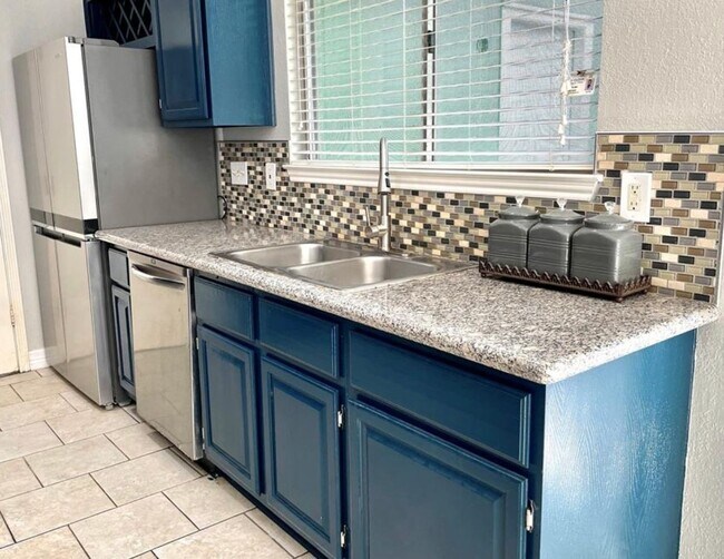 Building Photo - 3 Bedroom Single Family Home in Houston