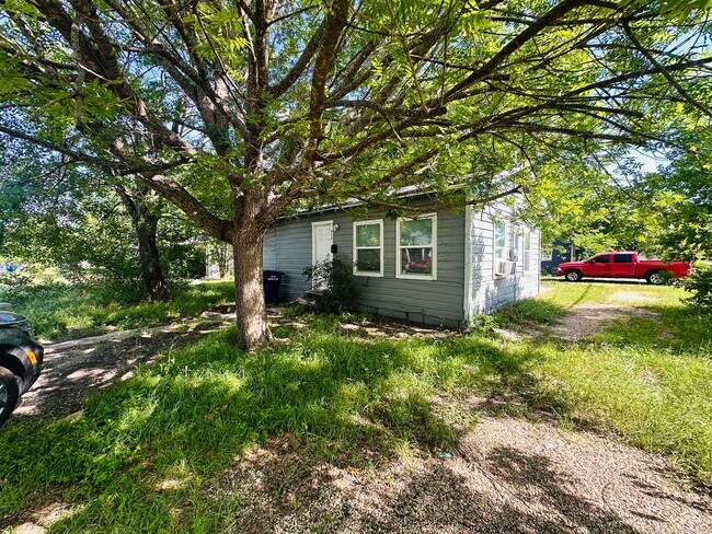 Building Photo - 2 bed 1 bath in Copperas Cove $750 a month
