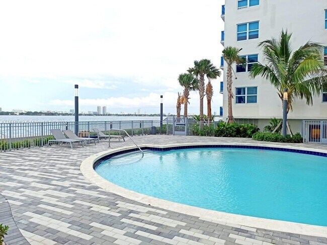 Foto del edificio - 7501 E Treasure Dr