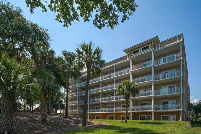 Foto del edificio - "Experience Luxurious Waterfront Living: Spacious 3-Bed, 3-Bath Condo in Fort Walton Beach"