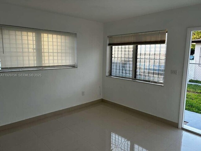 Foto del edificio - 3120 NW 19th Ave