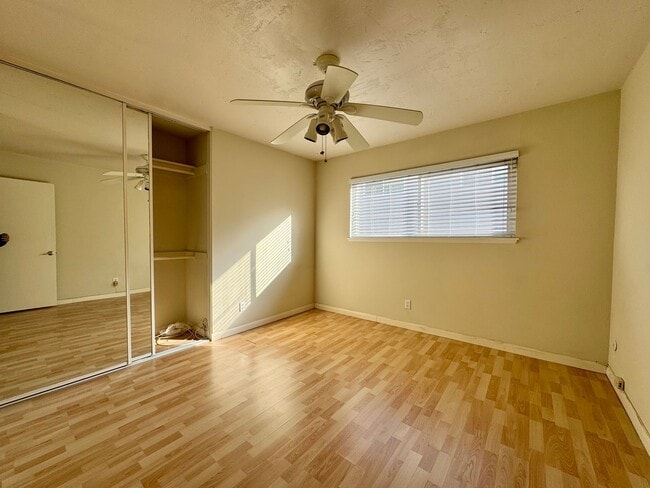 Building Photo - Prime West Hollywood location within a close proximity to everything!