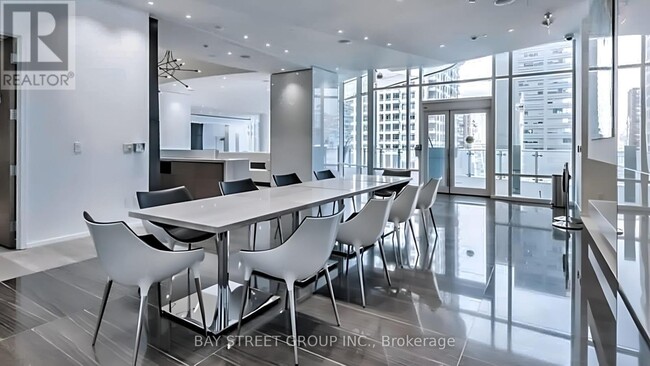 Photo du bâtiment - 1-1601 Bloor St E