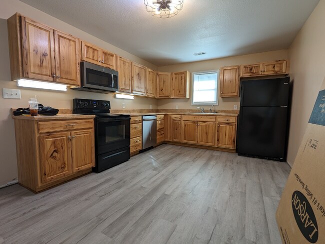 Building Photo - 802 Castlewood Ave