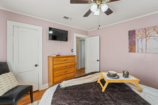 Building Photo - 2805 Meadowbrook Dr