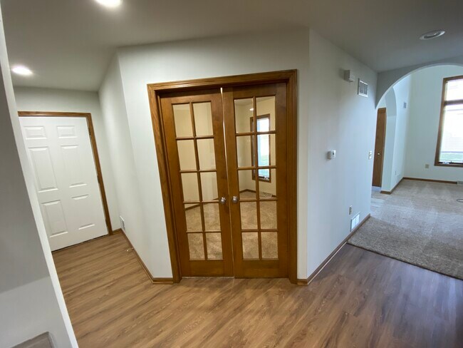 Den - W196N11294 Shadow Wood Ln