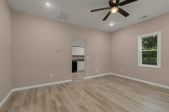 Building Photo - Cozy 2 Bedroom/1 Bath Home