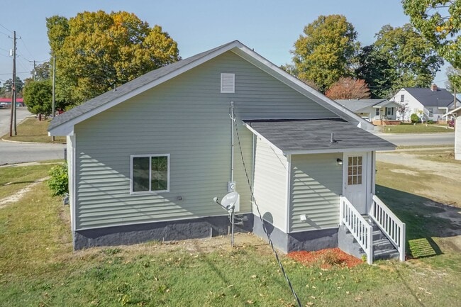 Building Photo - Amazing Three Bedroom Home!