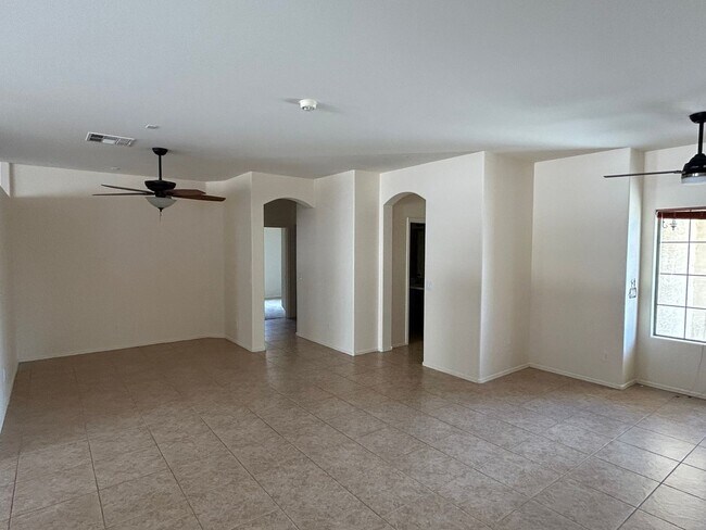 Foto del edificio - 4 bed 2 bath single level home!