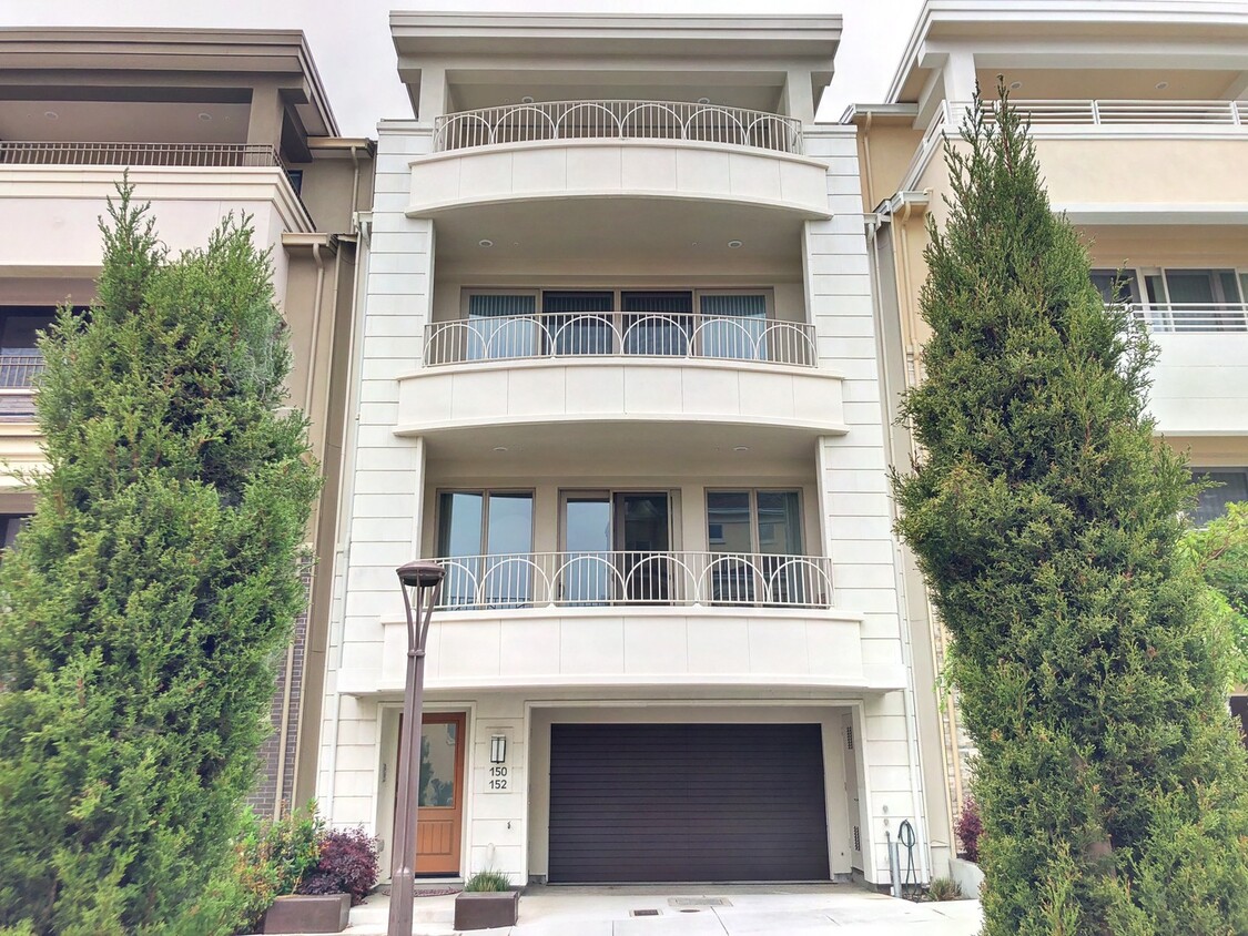 Primary Photo - Beautiful 3 Bed, 2 Bath Bi-Level Condo @ S...