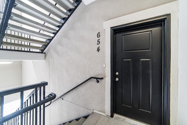 Foto del edificio - 654 N Emery Ln