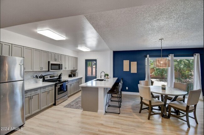 Building Photo - 1015 E Concorda Dr