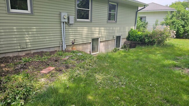 Building Photo - For Rent 5 Bed, 2 Bath, 2 stall garage,  single family home