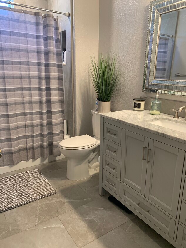 Newly remodeled bathroom with nice tub - 1475 Little Orchard St