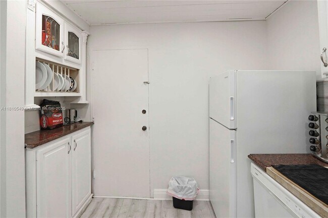 Foto del edificio - 6886 N Kendall Dr
