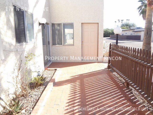 Building Photo - Super Clean 2BR Townhome!