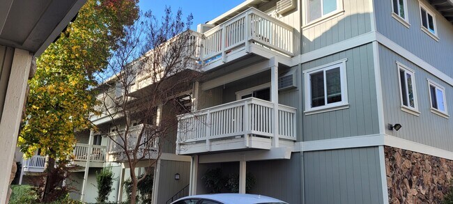 Building Photo - 850 Apricot Ave