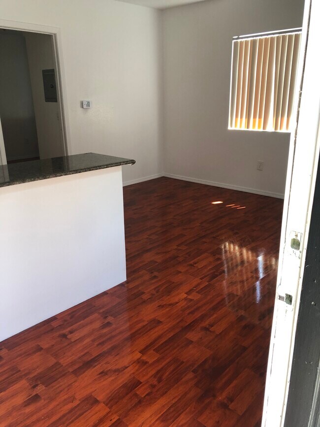 Foto del edificio - 928 W 83rd St