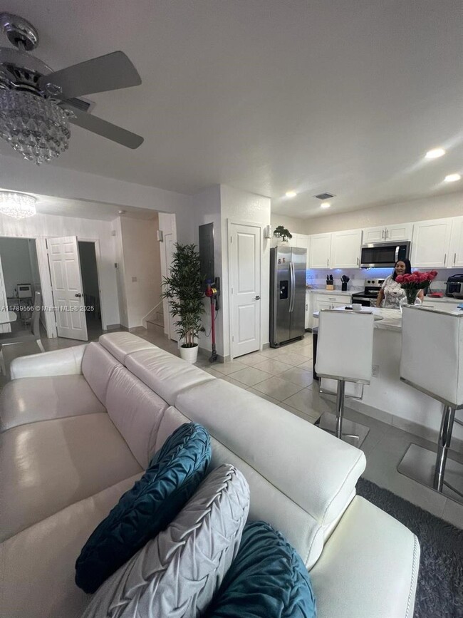 Foto del edificio - 557 NE 5th Pl