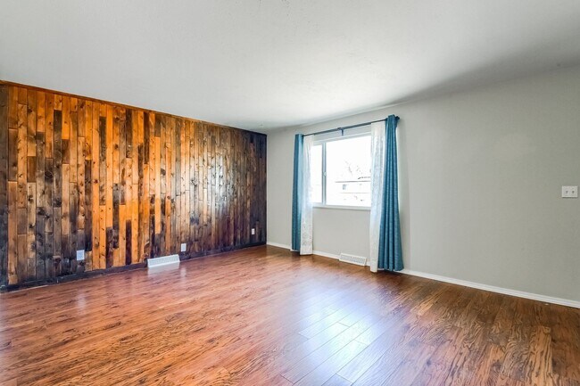 Building Photo - Four Bedroom Home in Englewood