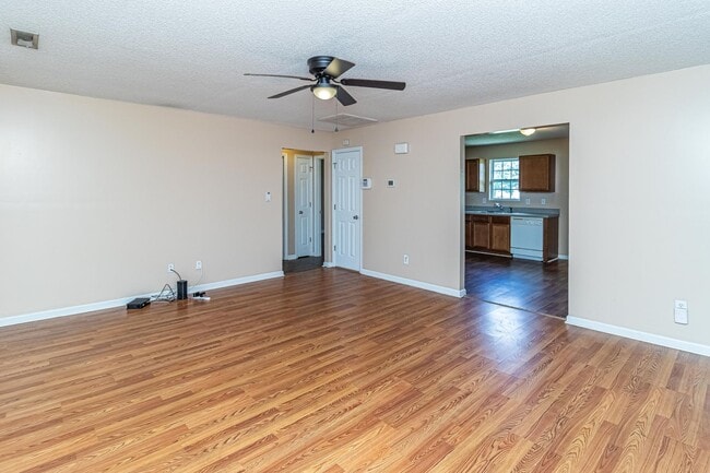Building Photo - ADORABLE 3 BR, 2 BA W/ FENCED-IN BACKYARD ...