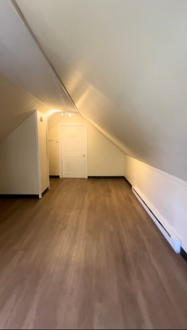 Large Bedroom - 94 Partridge St