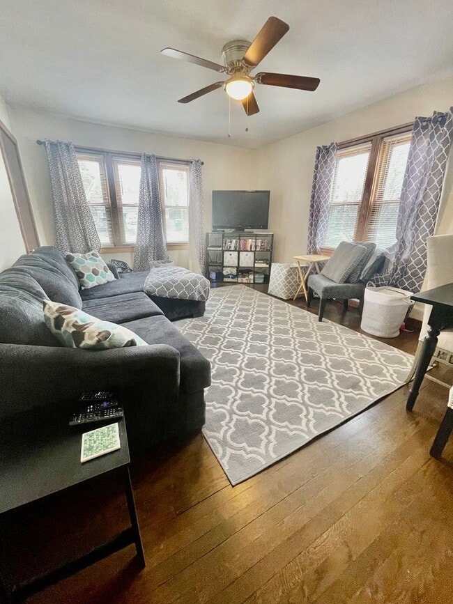 Building Photo - W180-W188 Pioneer Dr