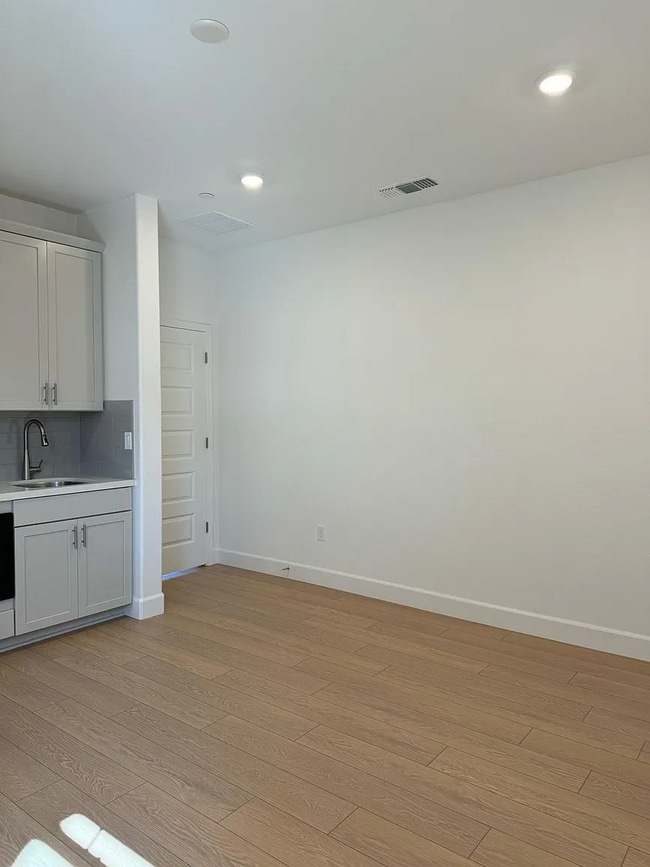 Building Photo - Next-Gen Unit(1 bedroom/ 1 bathroom) in Br...