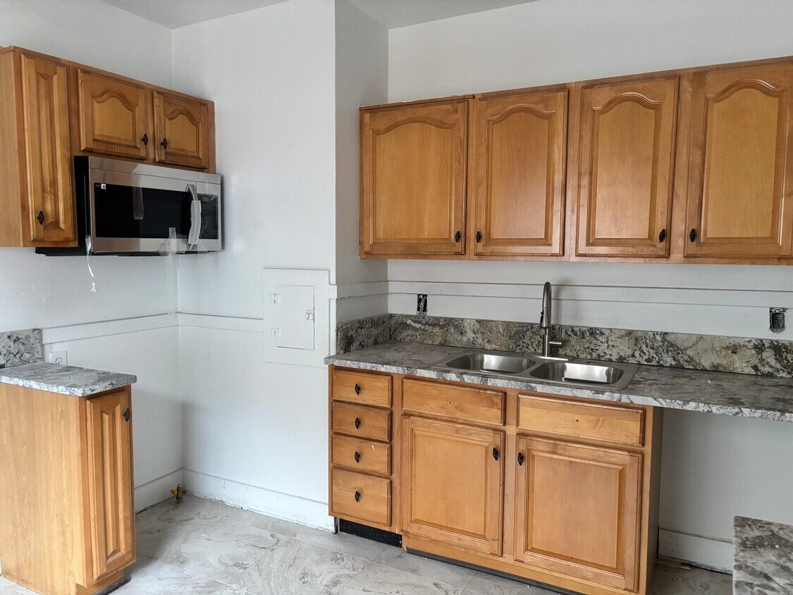 Building Photo - 3244 Clairmount Ave