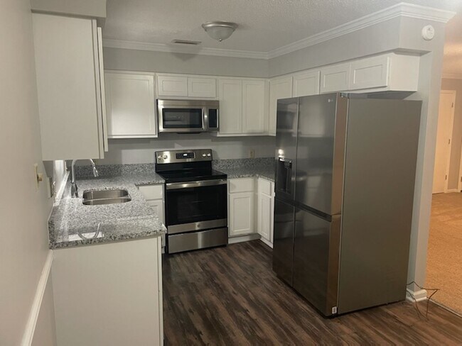 Foto del edificio - Charming 2br 1.5 near Downtown Cary! Available Now!
