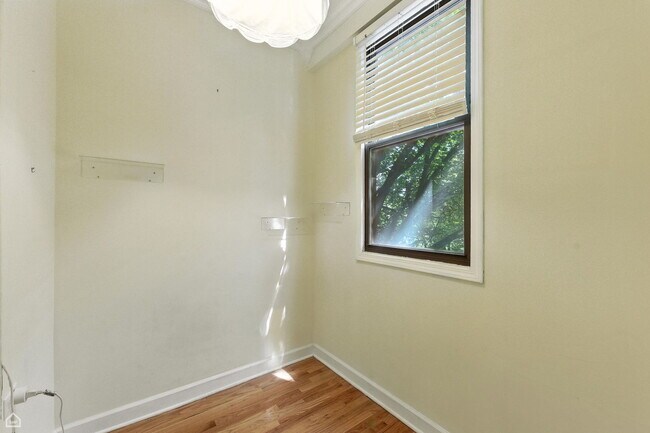 Building Photo - 1520 W Belle Plaine Ave