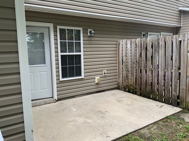 Foto del edificio - Two Bedroom Two and Half Bathroom Townhome located in Cornerstone Village