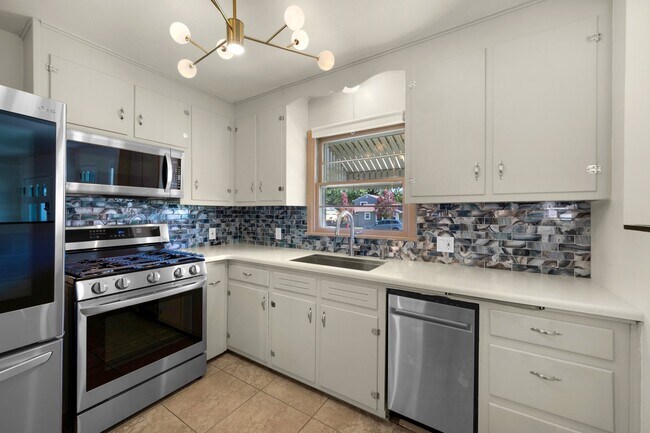 Vista completa con la iluminación Sputnik Mid Mod. - 114 N Foote Ave