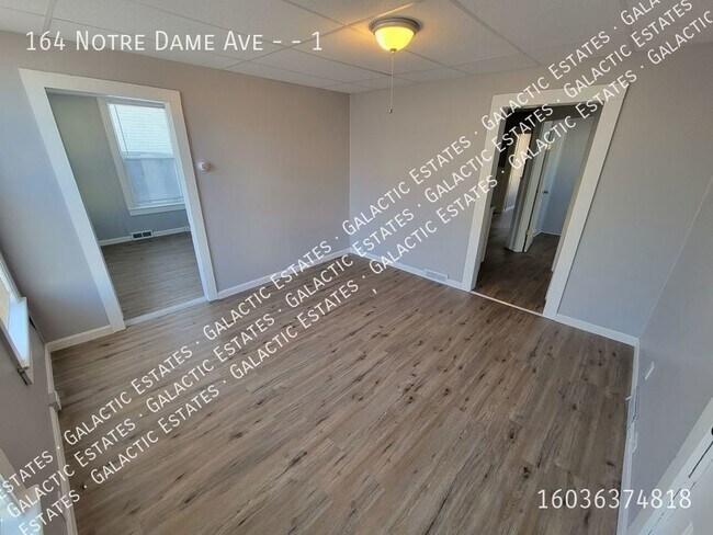 Building Photo - Renovated 3 bed 1st floor west side of Man...