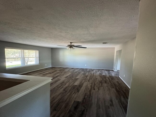 Building Photo - 2014 Oak Shores Dr