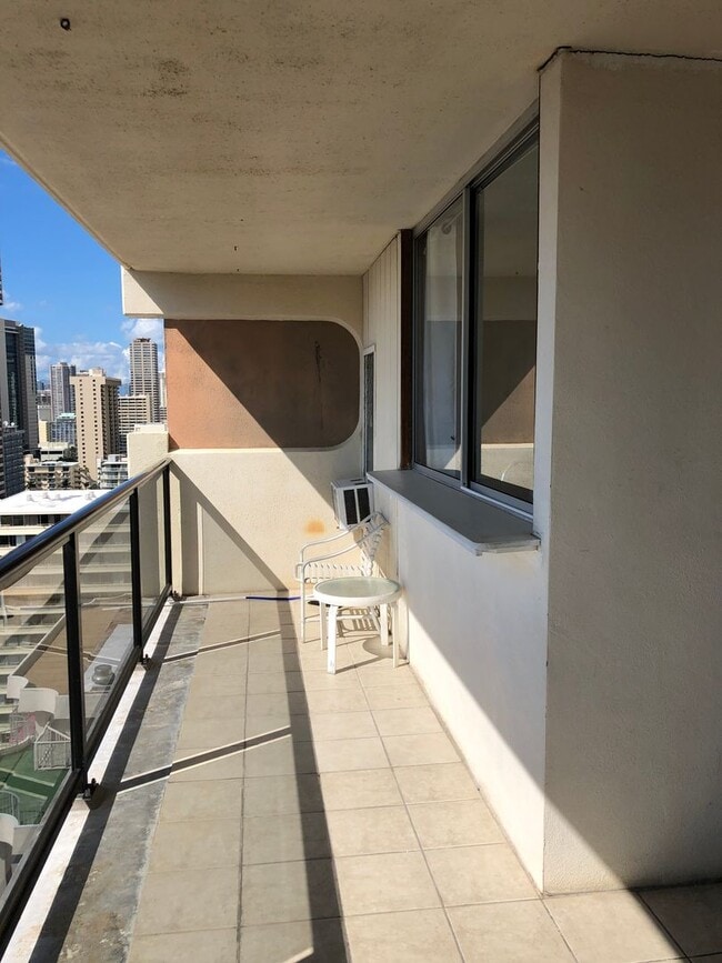 Building Photo - 1/1/2 - Penthouse Unit- Utilities Included - Large Covered Lanai w/Ocean & City Views