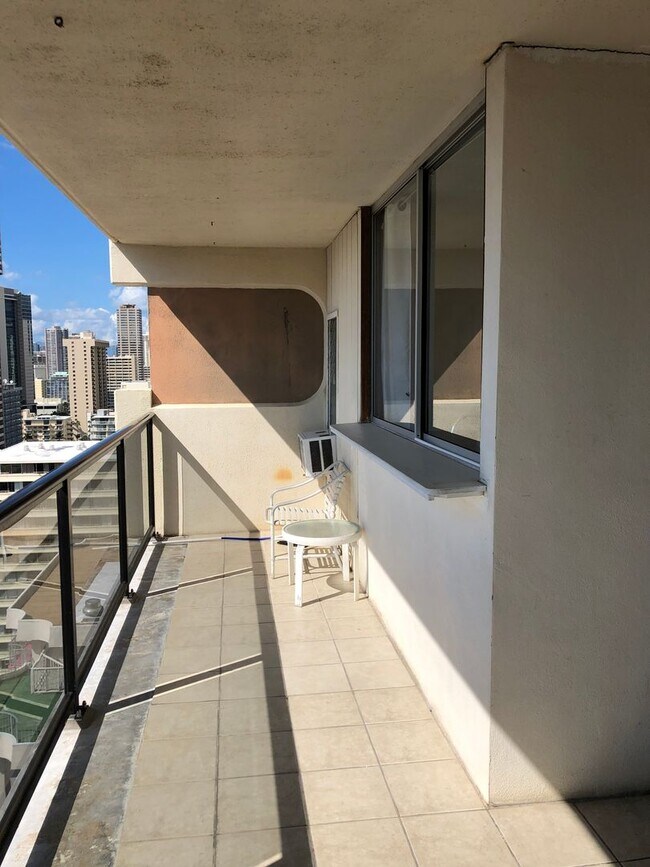 Foto del edificio - 1/1/2 - Penthouse Unit- Utilities Included - Large Covered Lanai w/Ocean & City Views