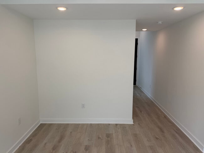 Building Photo - Room in Apartment on Riverside Farms Rd