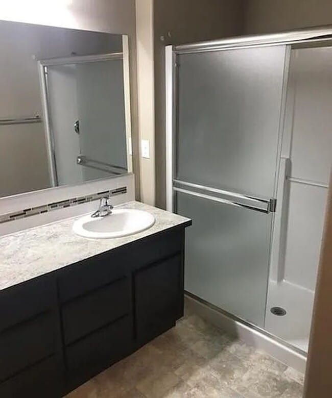 Building Photo - Three-bedroom House