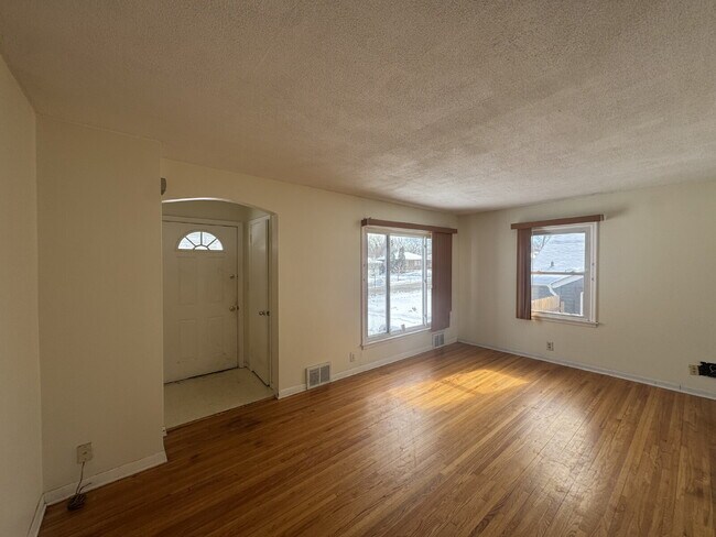 Foto del edificio - "Charming 3-Bed Haven with Hardwood Floors & Cozy Fireplace in St. Louis Park!"