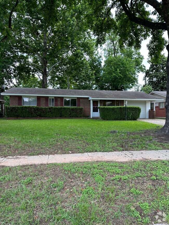 Building Photo - 1811 Lake St