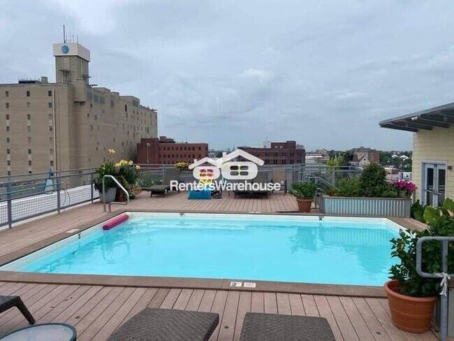 Foto del edificio - Luxurious 1 Bedroom 1 Bath Condo in Downtown West Overlooking the Arch. Includes a Secure Parking...
