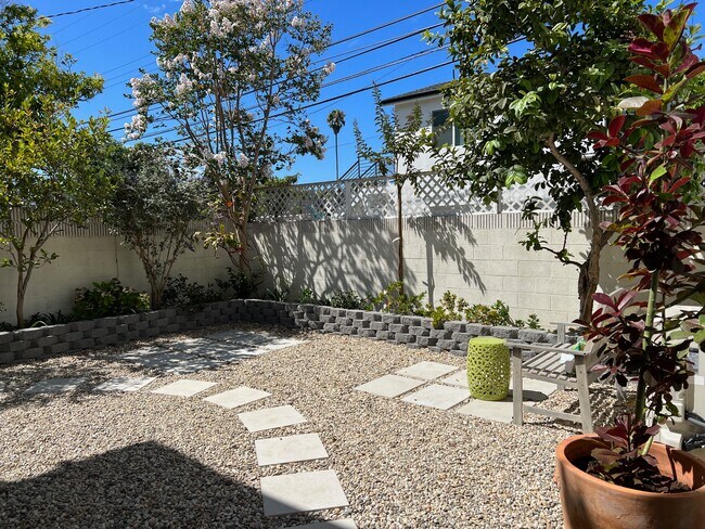 Patio lateral - 2725 Barry Ave