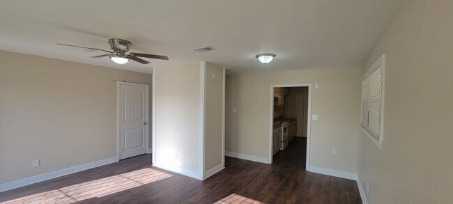 Building Photo - Newly Renovated 4 BEDROOM SINGLE FAMILY HOME