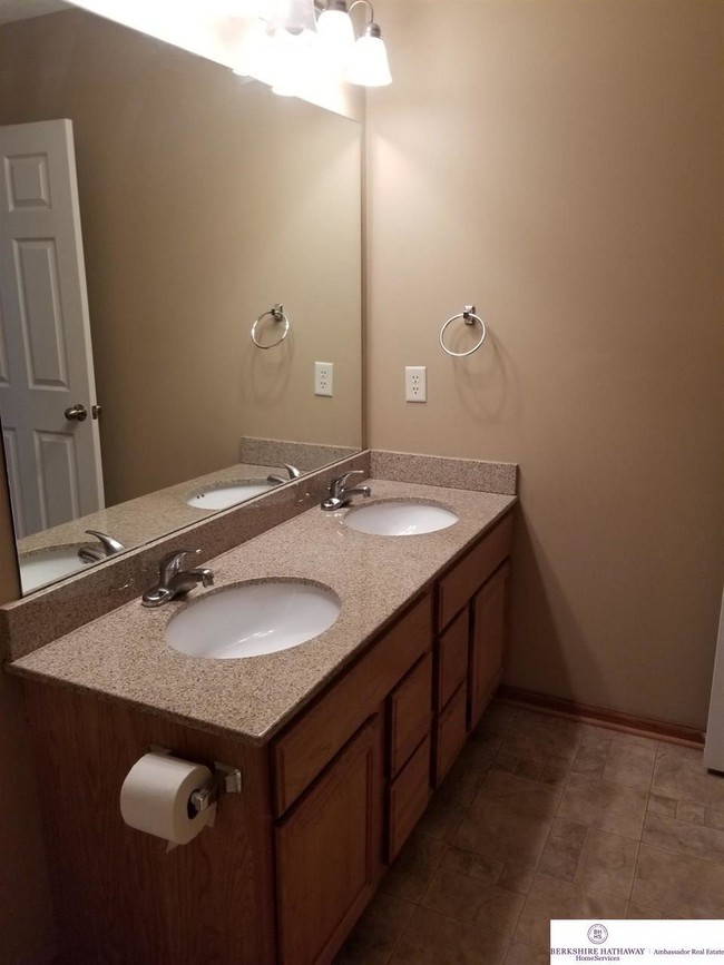 Building Photo - 2 bedroom in Omaha NE 68118