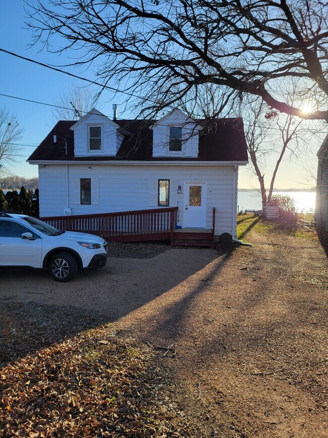Building Photo - 3877 Shoreline Dr